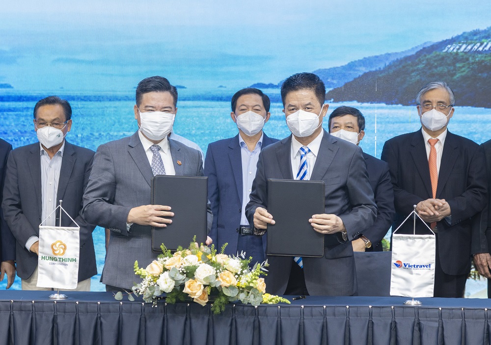 Ông Nguyễn Đình Trung - Chủ tịch Tập đoàn Hưng Thịnh (bên trái) và ông Nguyễn Quốc Kỳ - Chủ tịch Vietravel (bên phải) ký kết hợp tác chiến lược toàn diện giữa 2 Tập đoàn.