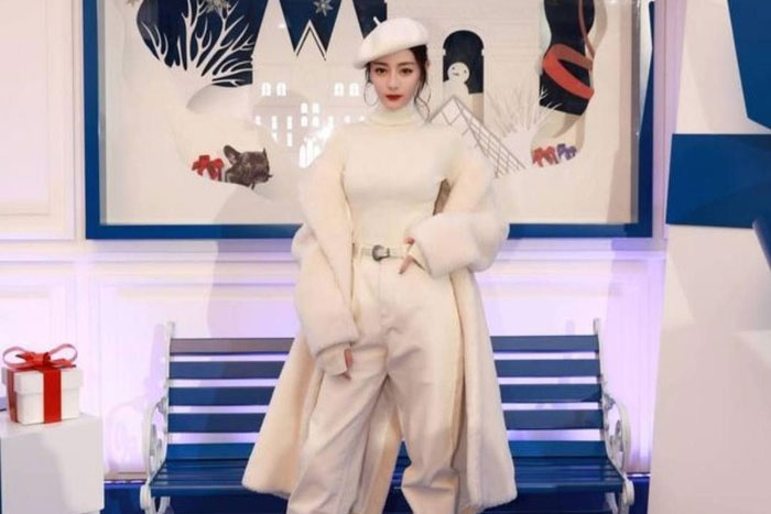 &#x110;&#x1ECB;ch L&#x1EC7; Nhi&#x1EC7;t Ba &#x111;&#x1EB9;p h&#xFA;t m&#x1EAF;t khi di&#x1EC7;n trang ph&#x1EE5;c m&#xF9;a &#x111;&#xF4;ng m&#xE0;u tr&#x1EAF;ng