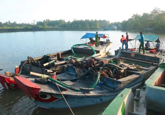 Các phương tiện “cát tặc” bị công an bắt giữ.