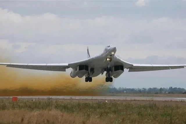 Máy bay ném bom chiến lược siêu thanh Tu-160. Ảnh: RT