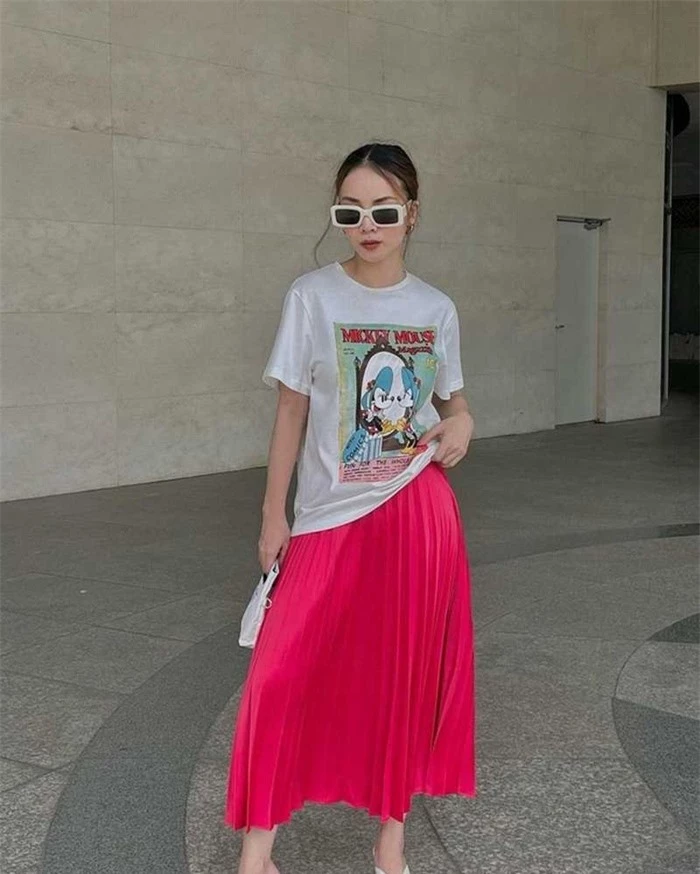 Chị em Yến Trang Yến Nhi nghiện chân váy dài, mix match kiểu gì cũng đẹp


