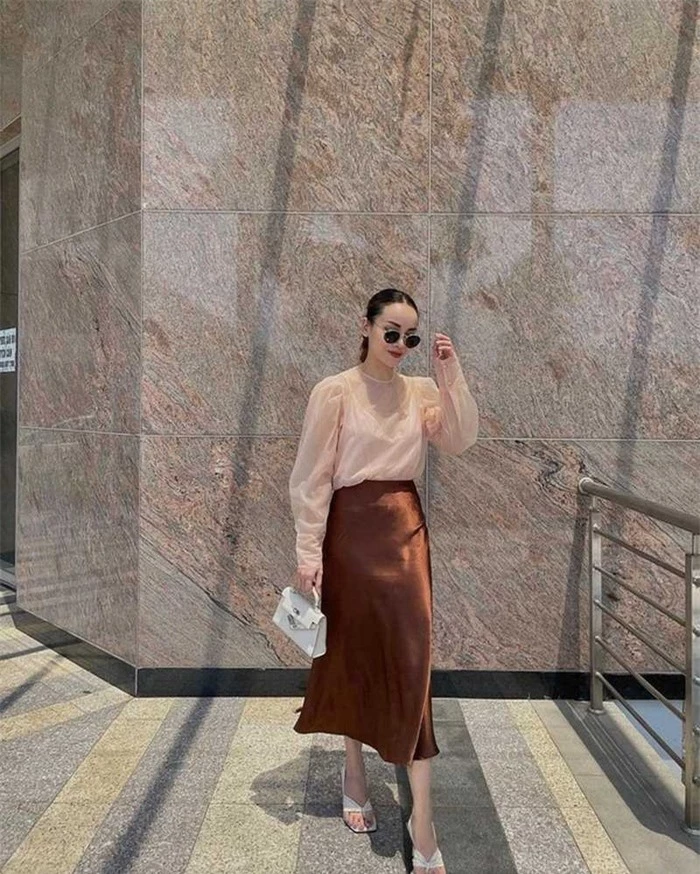 Chị em Yến Trang Yến Nhi nghiện chân váy dài, mix match kiểu gì cũng đẹp

