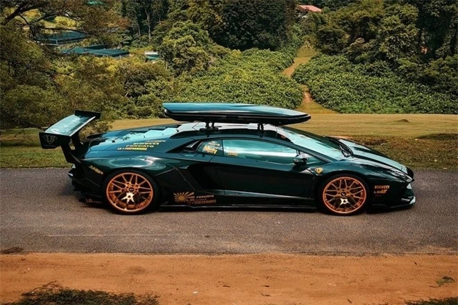 Lamborghini Aventador với bản độ độc đáo gắn cả cốp trên nóc xe - 1