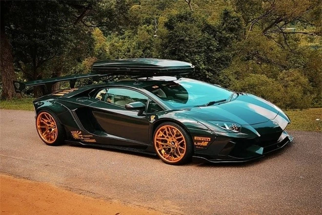 Lamborghini Aventador với bản độ độc đáo gắn cả cốp trên nóc xe - 2