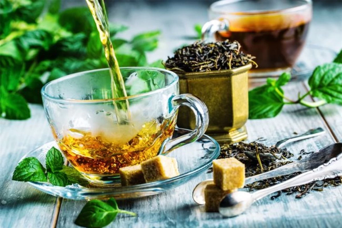 Uống trà bạc hà: Không đơn giản chỉ là một thức uống giải nhiệt, trà bạc hà còn là một trong những bài thuốc trị mẩn ngứa hiệu quả nhất. Rất nhiều minh chứng khoa học đã được đưa ra về khả năng giúp cơ thể hạ nhiệt và giảm mẩn ngứa của trà bạc hà.