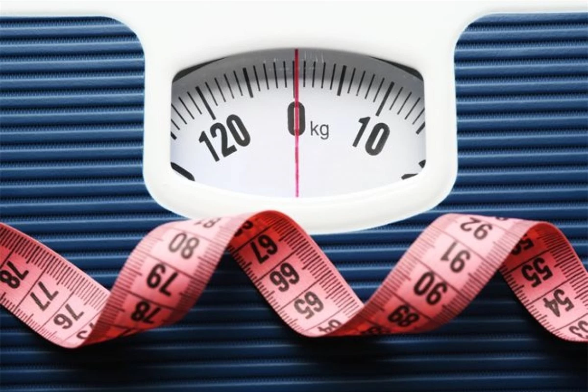 Giảm cân để giảm nguy cơ mẩn ngứa do nắng nóng: Giảm cân không phải là cách điều trị mẩn ngứa, nhưng là cách hiệu quả để phòng ngừa mẩn ngứa do nhiệt. Bạn càng thừa cân thì bạn càng dễ bị đổ mồ hôi nhiều, dẫn đến mẩn ngứa.