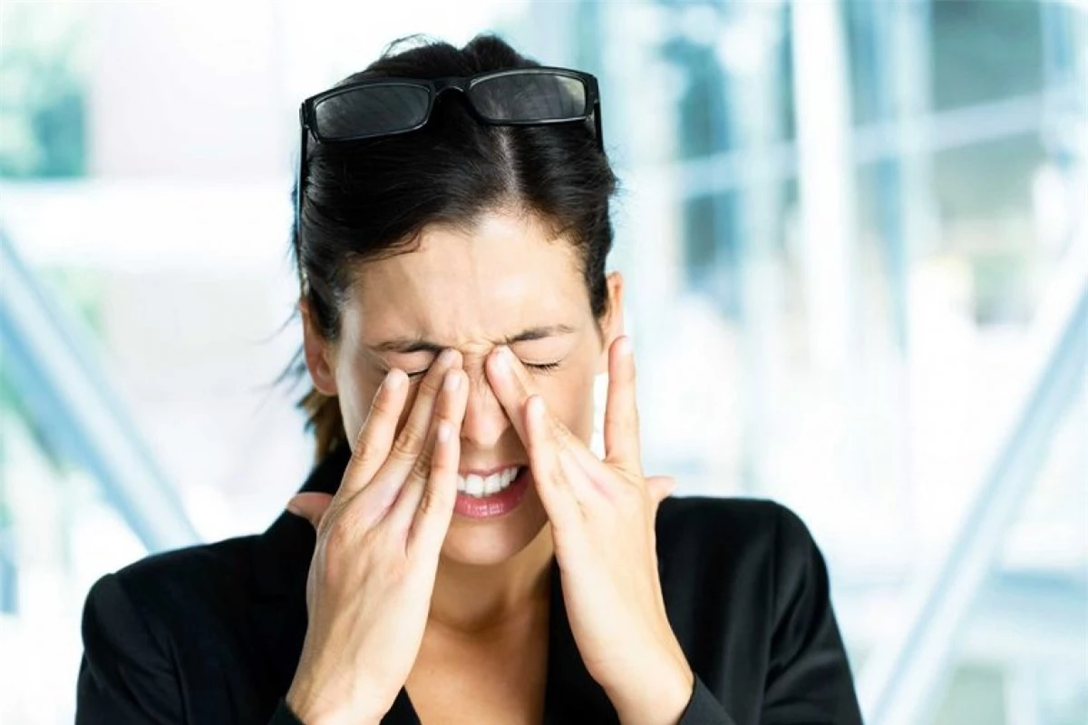 Nóng rát mắt: Một triệu chứng phổ biến khác của hội chứng khô mắt là cảm giác châm chích hoặc nóng rát ở mắt. Bạn có thể làm dịu triệu chứng này bằng cách dùng cac loại thuốc nhỏ mắt dành cho mắt khô.