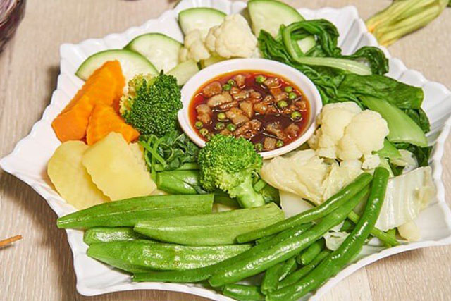 Luộc rau củ muốn xanh mướt, không bị thâm vàng cứ thả thêm gia vị này vào, món ăn hấp dẫn