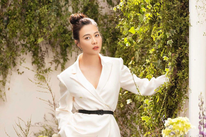 Đàm Thu Trang diện đồ 'lady boss' kín đáo chẳng cần khoe body mà vẫn cực thu hút, sang trọng