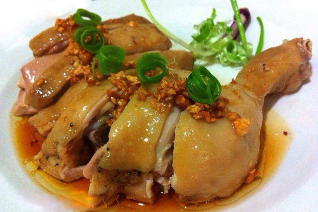 Gà luộc ăn mãi cũng chán, làm theo công thức mới để có món gà đậm đà, thơm ngon cực phẩm