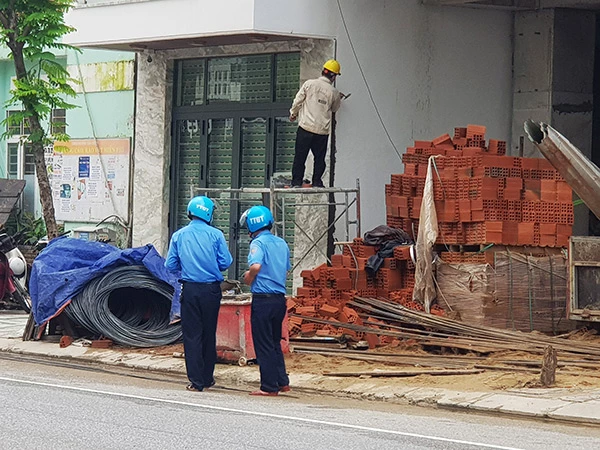 Lực lượng chức năng TP Đà Nẵng tăng cường kiểm tra các công trình xây dựng đảm bảo an toàn giao thông trong thời gian "chạy đua" trước Tết