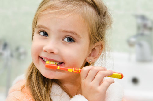 Thời điểm nào nên cho bé dùng kem đánh răng