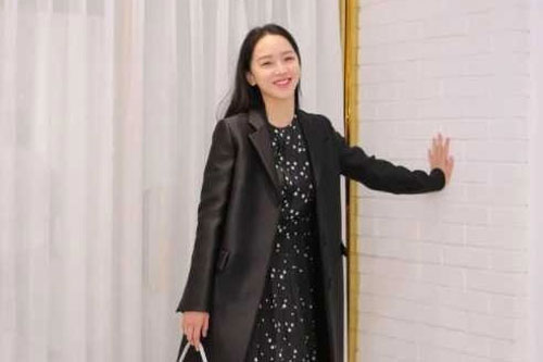 Ngắm Triệu Lộ Tư, Taeyeon sang trọng chất ngất, khí chất ngời ngời khi diện áo blazer