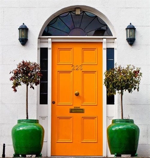 Nên sơn cửa màu nào để đem về tài lộc?