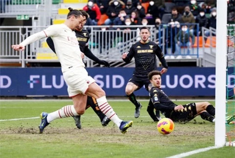 Ibrahimovic trong pha chọc thủng lưới Venezia