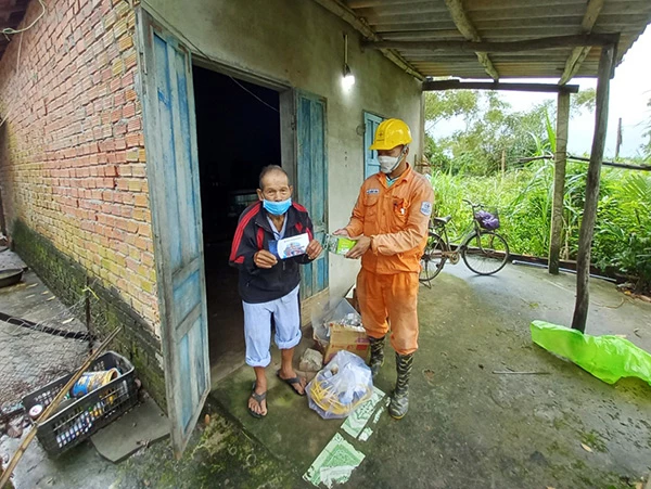 EVNCPC ủy quyền Điện lực 13 tỉnh, thành miền Trung - Tây Nguyên trao "Thẻ bảo hiểm an toàn điện" đến tận tay các khách hàng có hoàn cảnh khó khăn