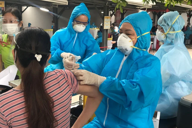 Các địa phương đẩy mạnh tiêm vaccin phòng COVID-19 cho người dân. Các địa phương đẩy mạnh tiêm vaccin phòng COVID-19 cho người dân.
