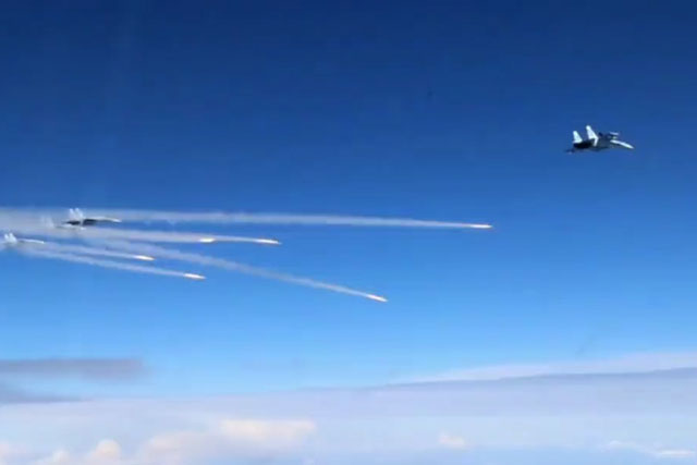 4 tiêm kích đa năng Su-30SM Nga đồng loạt phóng 8 tên lửa không đối không