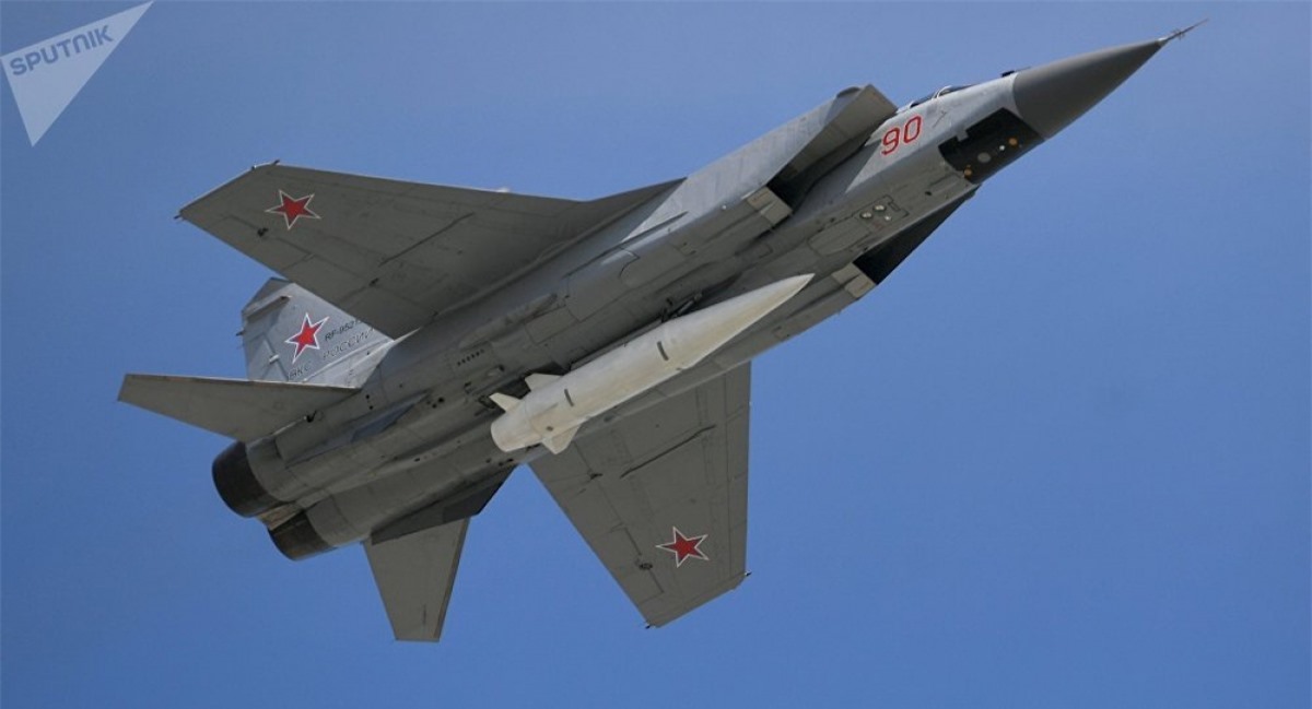 Tiêm kích MiG-31K của Nga mang theo tên lửa Kinzhal. Ảnh: Sputnik