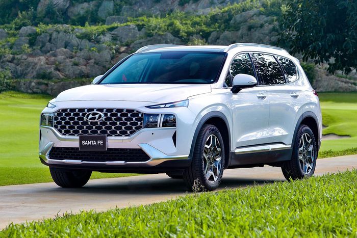 Loạt xe gầm cao ăn khách vừa tăng giá bán tại Việt Nam