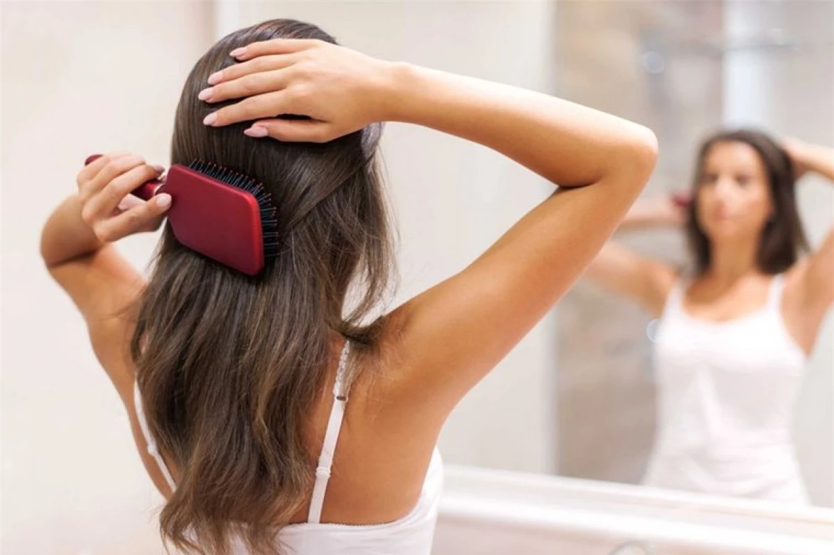 Dùng loại lược phù hợp: Lược hoặc bàn chải tóc có thể là một trong những “thủ phạm” chính khiến tóc bạn nhanh bết. Nếu bạn không thường xuyên vệ sinh bàn chải tóc thì tóc rụng và cặn sản phẩm chăm sóc tóc rất dễ tích tụ trên bàn chải tóc, gây mất vệ sinh. Nếu bạn là người có da đầu dầu, bạn nên dùng bàn chải tóc răng thưa hơn.