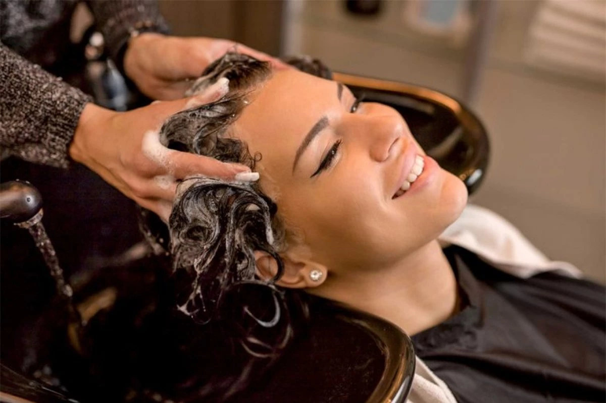 Làm sạch sâu: Khi bạn thấy việc gội đầu thường xuyên là không đủ để ngăn tóc bết, bạn có thể cân nhắc đến việc làm sạch sâu da đầu tại các salon tóc. Tại các salon tóc chuyên nghiệp, bạn có thể sử dụng các liệu pháp dưỡng da đầu và dưỡng tóc “sang chảnh” để có được mái tóc hoàn toàn sạch sẽ và không bết dầu.