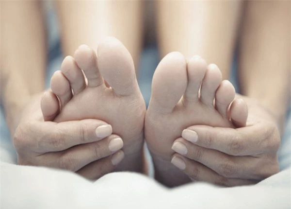 Bàn chân là trái tim thứ 2 của cơ thể: Chị em vệ sinh chân tuyệt đối không được bỏ qua 2 khu vực này để chân không bị phù nề lại luôn khỏe mạnh, sống thọ - Ảnh 4.