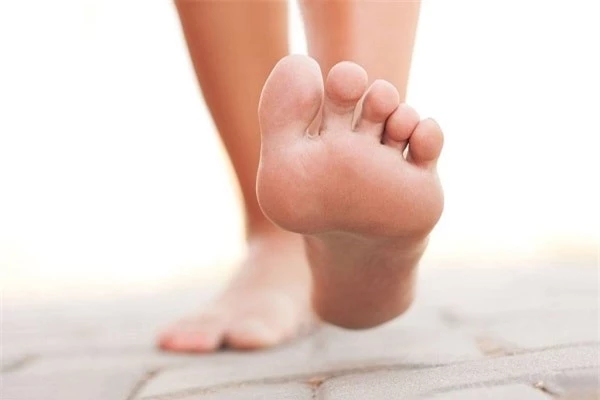 Bàn chân là trái tim thứ 2 của cơ thể: Chị em vệ sinh chân tuyệt đối không được bỏ qua 2 khu vực này để chân không bị phù nề lại luôn khỏe mạnh, sống thọ - Ảnh 5.
