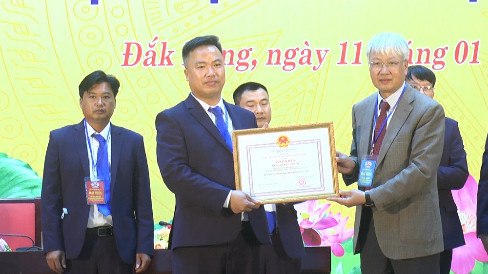 Ông Nguyễn Anh Tuấn (bên phải) - Thành viên HĐTV Vinacomin trao bằng khen cho các tập thể của Công ty Nhôm Đắk Nông có thành tích xuất sắc năm 2021.