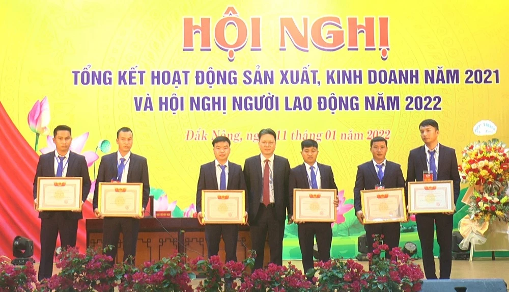 Ông Nguyễn Tiến Mạnh (giữa) - Phó Tổng giám đốc Vinacomin trao bằng khen cho các cá nhân có thành tích xuất sắc trong năm 2021.