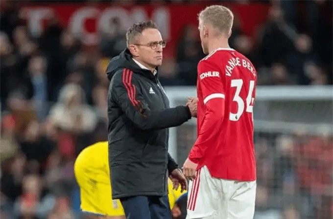 Rangnick tung Van de Beek vào sân nhưng không thay đổi được nhiều cục diện