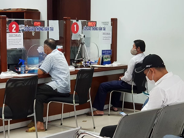 Người dân, doanh nghiệp đến giao dịch với Sở GTVT Đà Nẵng tại Bộ phận Một cửa Trung tâm Hành chính TP