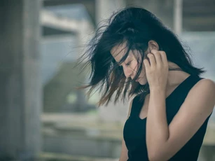 Vào viện cùng chị dâu chăm anh trai hôn mê, nửa đêm nghe tiếng thì thầm mà tôi ớn lạnh