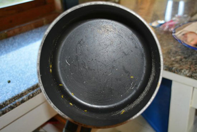 Mua chảo chống dính về được 3 bữa đã xước hết, con dâu "tái mặt" khi mẹ chồng chê đoảng