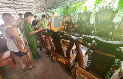 Tạm giữ 4 bộ bàn ghế gỗ cẩm và hương nghi vấn nhập lậu