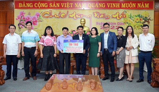 Tập đoàn Hùng Nhơn và De Heus trao thiết bị y tế phòng chống dịch cho Đắk Lắk