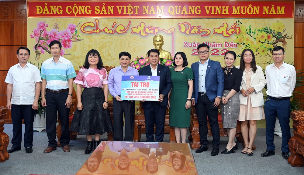Tập đoàn Hùng Nhơn và Tập đoàn De Heus trao tặng thiết bị y tế cho Ban chỉ đạo phòng chống dịch COVID-19 tỉnh Đắk Lắk.