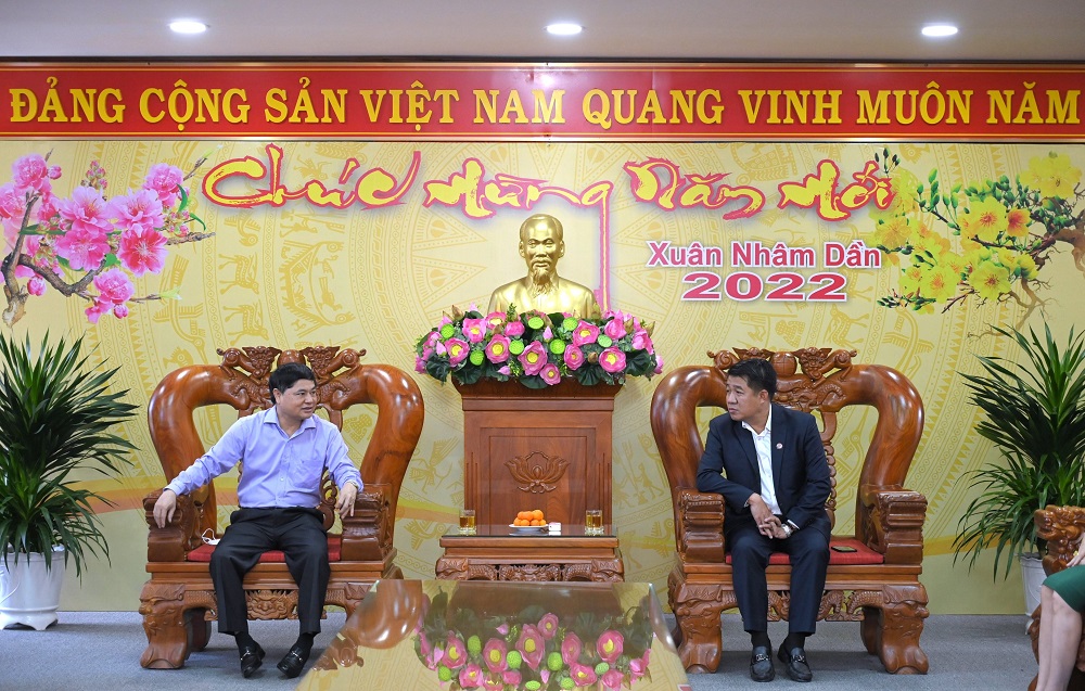 Ông Vũ Mạnh Hùng (bên phải) báo cáo về tiến độ triển khai dự án đầu tư tại địa phương với Phó Bí thư Thường trực Tỉnh ủy Đắk Lắk Phạm Minh Tấn.