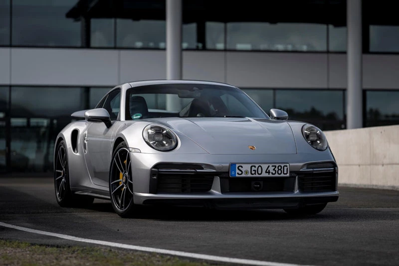 5. Porsche 911 (doanh số: 33.817 chiếc, chiếm 4,7% thị phần).