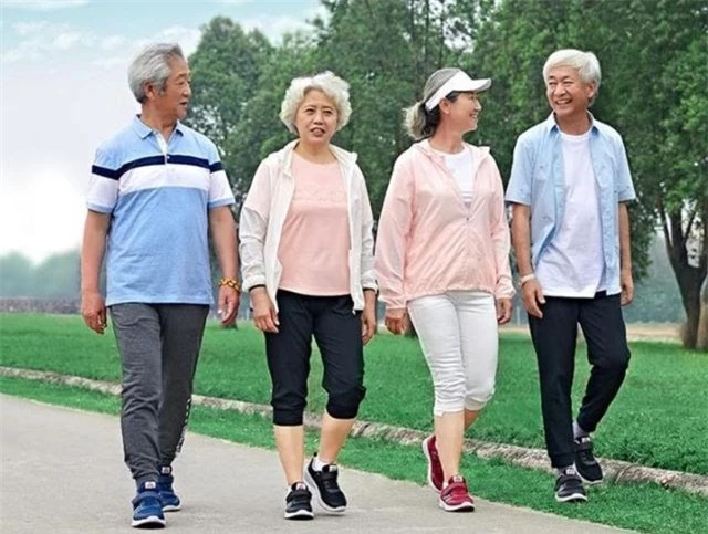 Đi bộ càng nhiều sống càng thọ? Sau 45 tuổi, chăm làm 3 điều này còn khỏe hơn cả đi bộ - Ảnh 1.