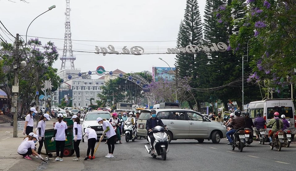 Nhân viên Nhà thuốc Nhân Hoà Đà Lạt tham gia dọn dẹp vệ sinh tại Chợ Đà Lạt.    