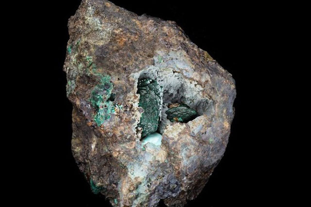 Đập viên đá 220 năm trong viện bảo tàng, chuyên gia vỡ òa: Thứ bên trong còn quý hơn vàng!