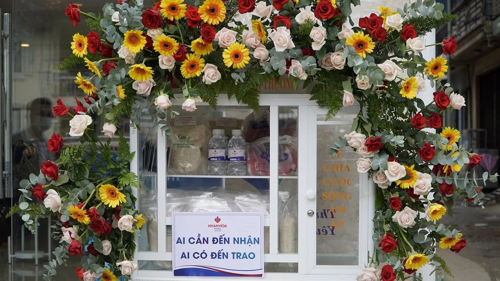 Tủ tặng nhu yếu phẩm miễn phí cho người khó khăn trong đại dịch COVID-19 được đặt trang trọng trước một cửa hàng kinh doanh tại Đà Lạt.