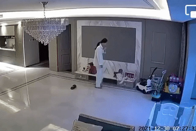 Con trai ngã ngửa từ trên cao xuống, mẹ phản xạ đúng 1 nhịp mà được khen ''như cầu thủ bóng đá chuyên nghiệp''