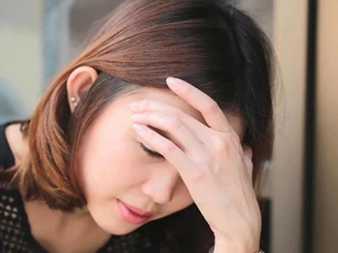 Chưa kịp mừng vì nghĩ được chồng tặng quà đắt tiền, tôi đã nghẹn họng khi đọc lời nhắn trong tấm thiệp đính kèm
