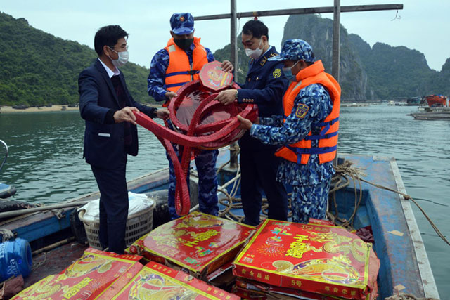 Bắt giữ vụ vận chuyển 300kg pháo nổ trên biển