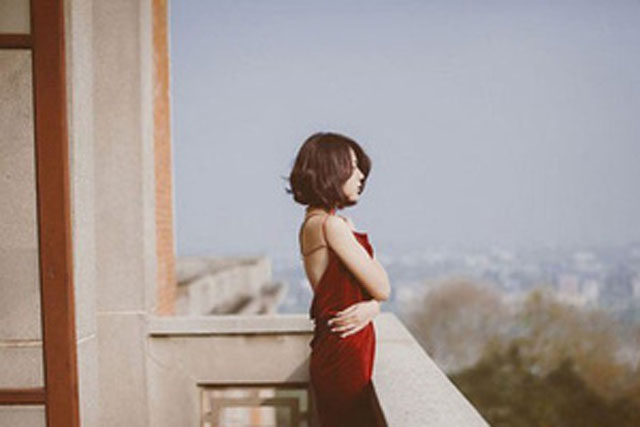 Nửa đêm điện thoại reo, tôi vừa bắt máy đã nghe tiếng khóc nức nở từ bên kia và càng lo lắng với lời thổ lộ từ em gái mình