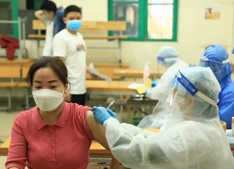 Tiêm vaccine mũi 3 cho người dân tại quận Hoàn Kiếm, Hà Nội.