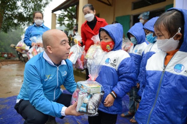 Giám đốc Trung tâm Tư vấn tình yêu - hôn nhân - gia đình Trần Linh Sơn trao áo ấm, quà tặng các em nhỏ vùng cao huyện Hàm Yên (tỉnh Tuyên Quang).