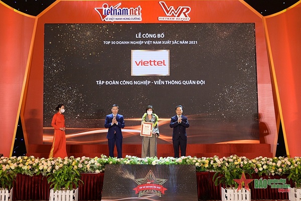 Đại diện Tập đoàn Viettel lên nhận giải Top 50 doanh nghiệp xuất sắc nhất Việt Nam.